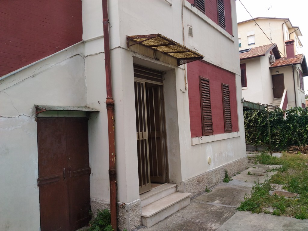 Esterno prima dell'intervento